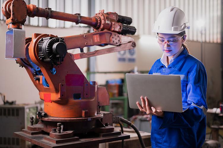 女工程师驱动智能汽车自动化焊接 平板检测系统与智能控制